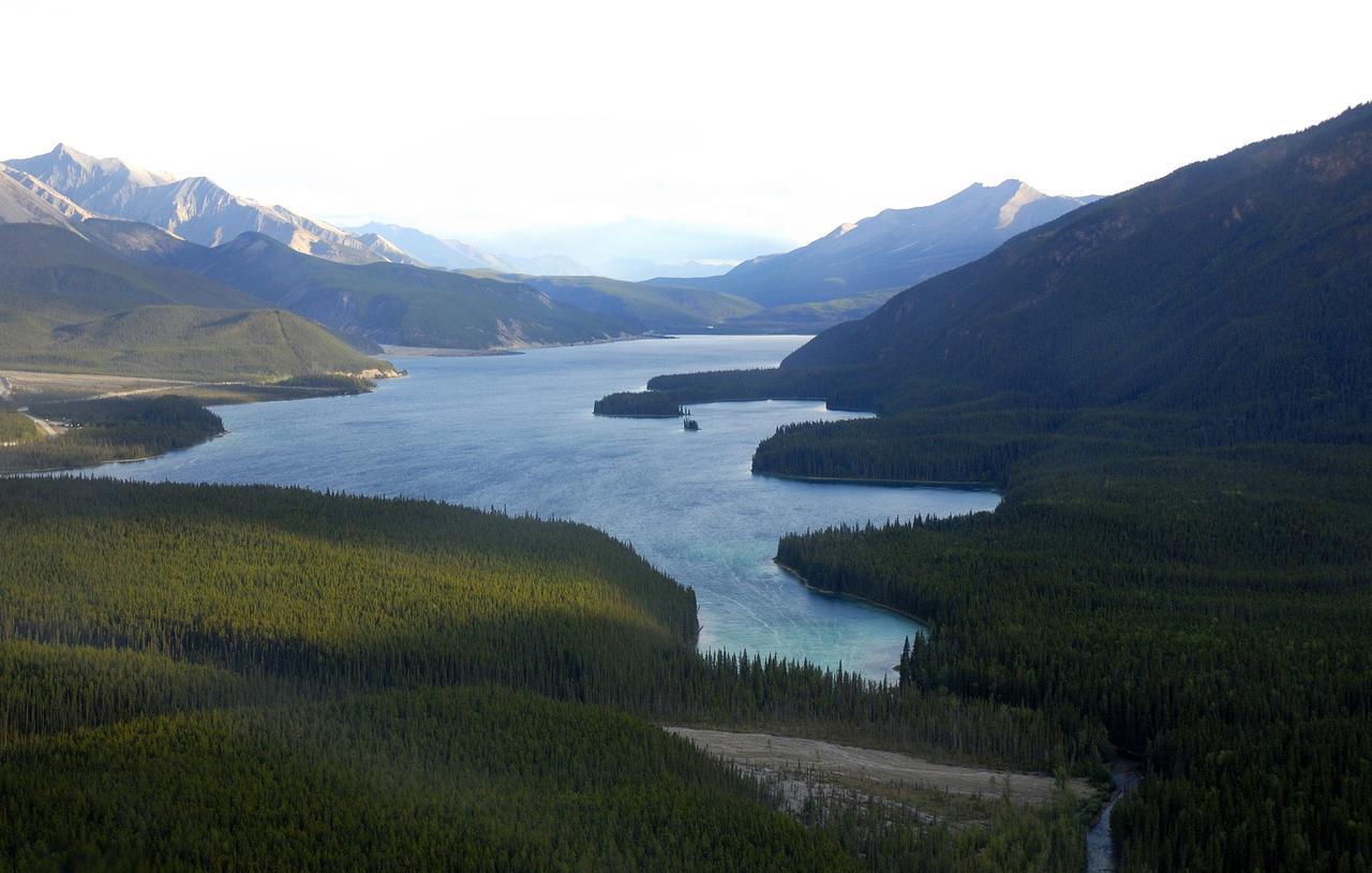 Northern Rockies Lodge Muncho Lake Exterior foto