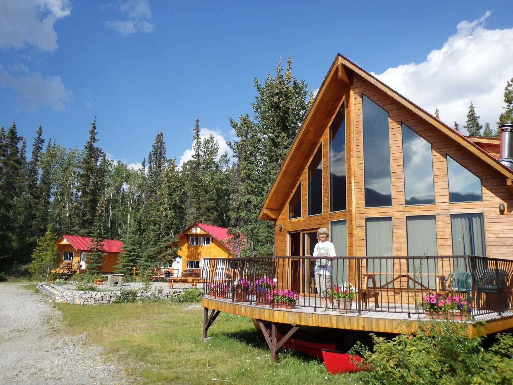 Northern Rockies Lodge Muncho Lake Exterior foto