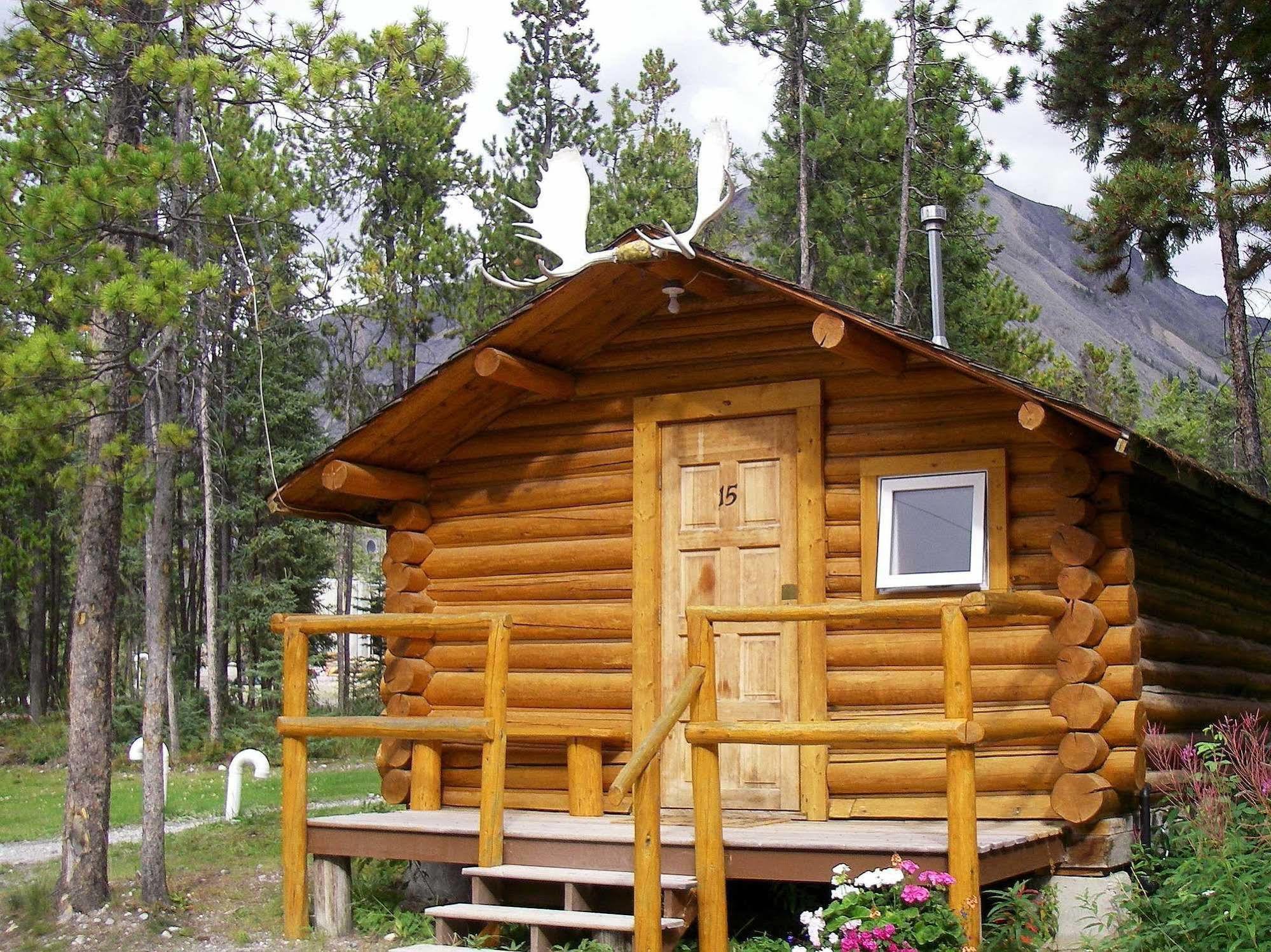 Northern Rockies Lodge Muncho Lake Exterior foto